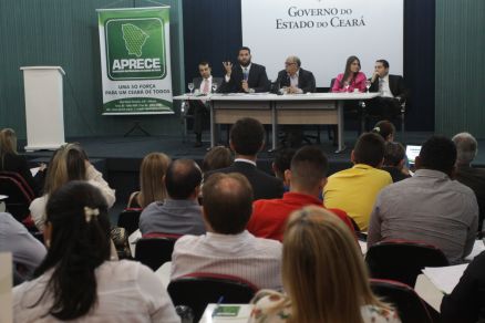 Pré-candidatos e gestores tiraram dúvidas durante seminário da Aprece sobre as novas regras eleitorais